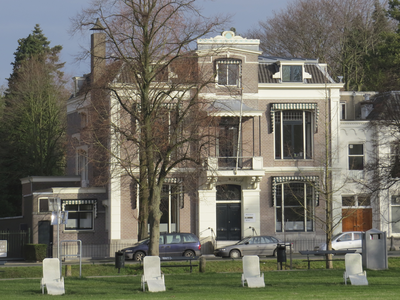 906777 Gezicht op de voorgevel van pand Maliesingel 26 te Utrecht, vanaf Park Lepelenburg.
